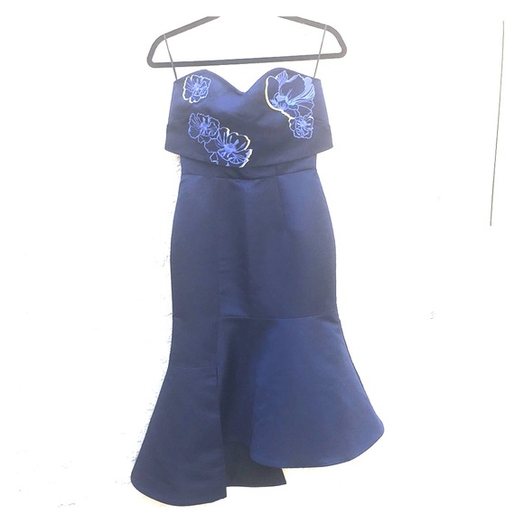 Asymmetrical evening gown - Picture 3 of 8